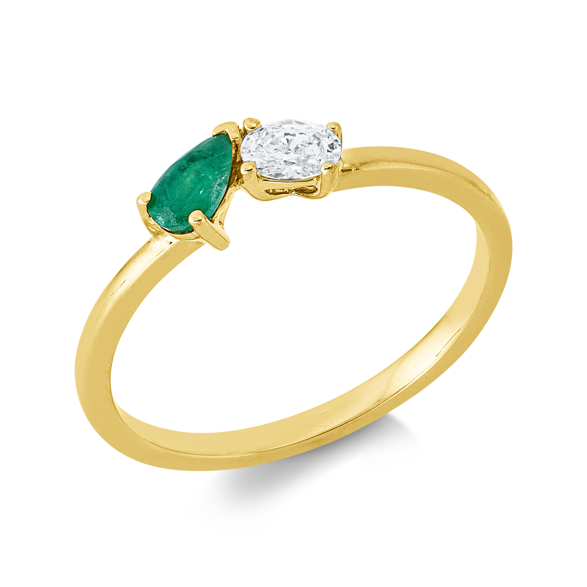 oval emerald colored stone classic ring in yellow gold