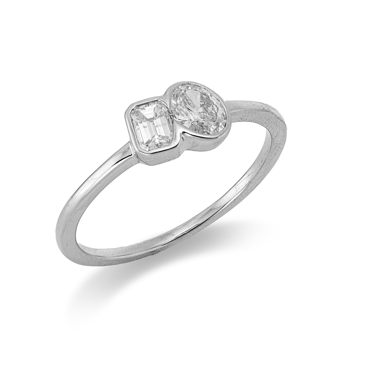 oval modern woman ring in white gold