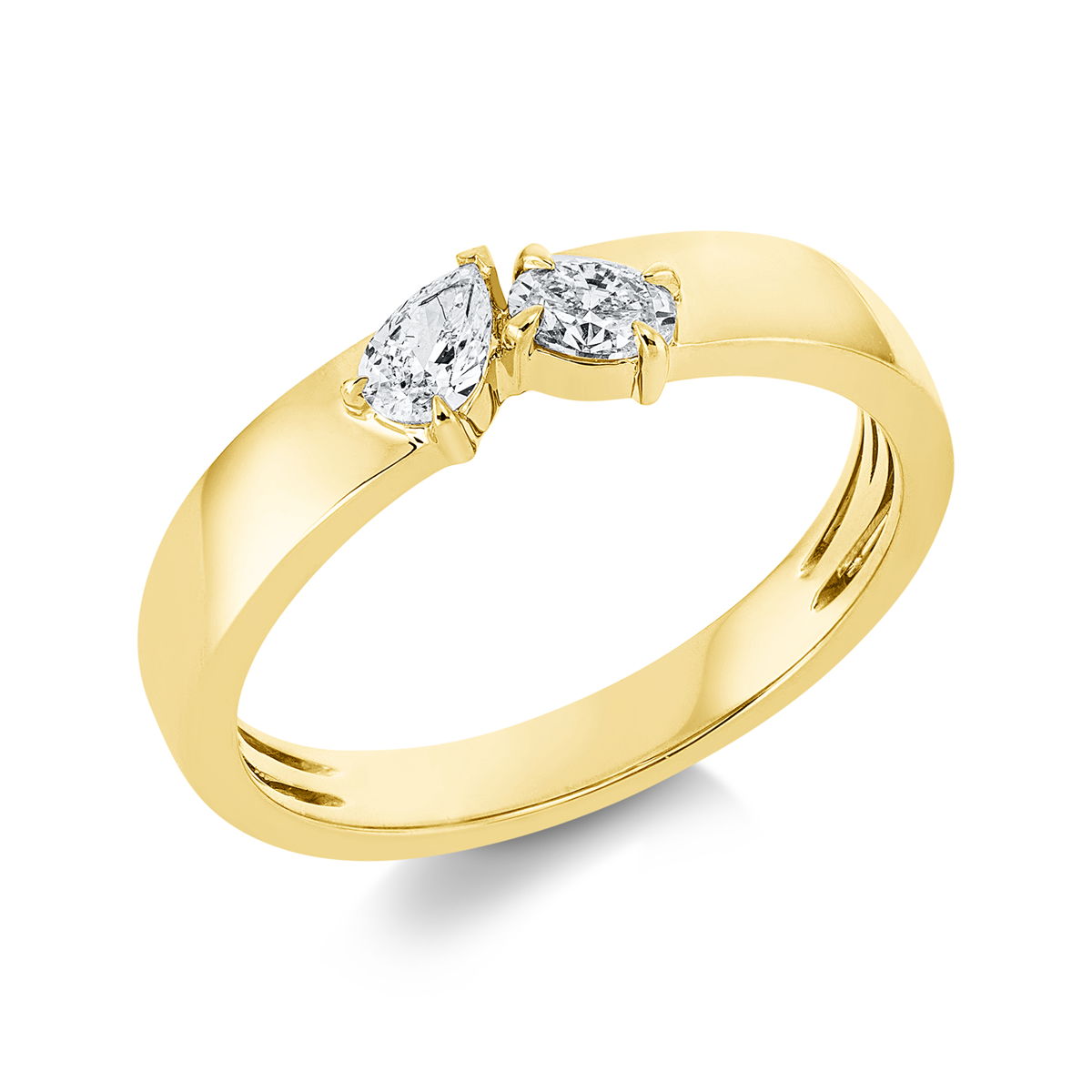 oval  modern woman ring in yellow gold