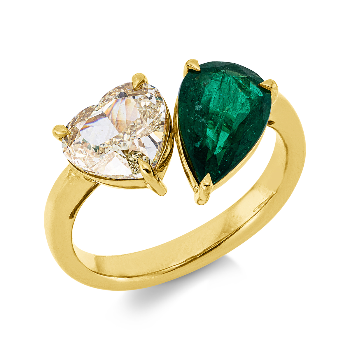 heart shape emerald colored stone classic ring in yellow gold