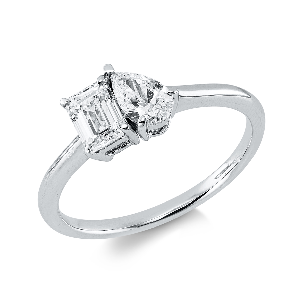 emerald cut  baguette ring in white gold