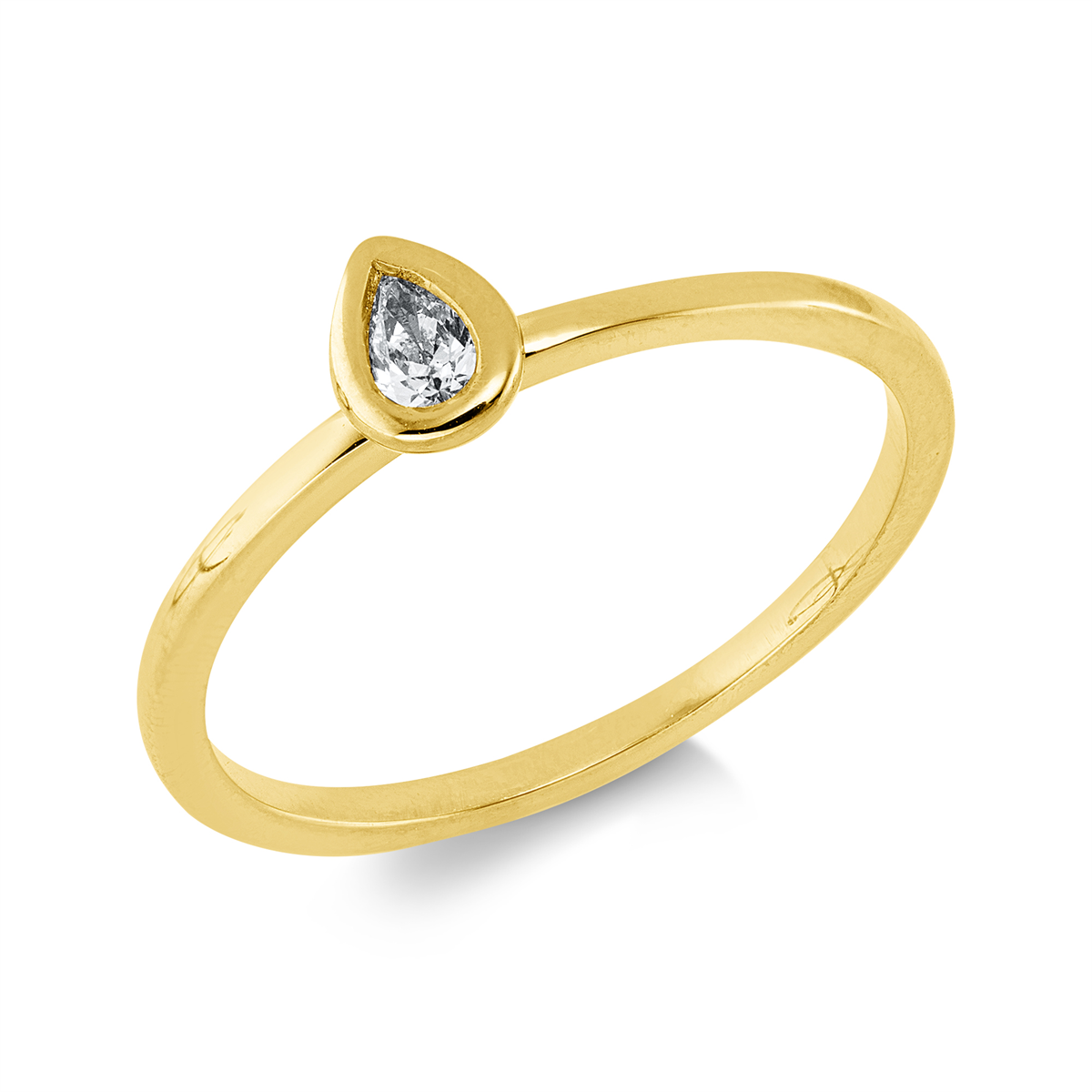 pear shape  solitaire ring in yellow gold