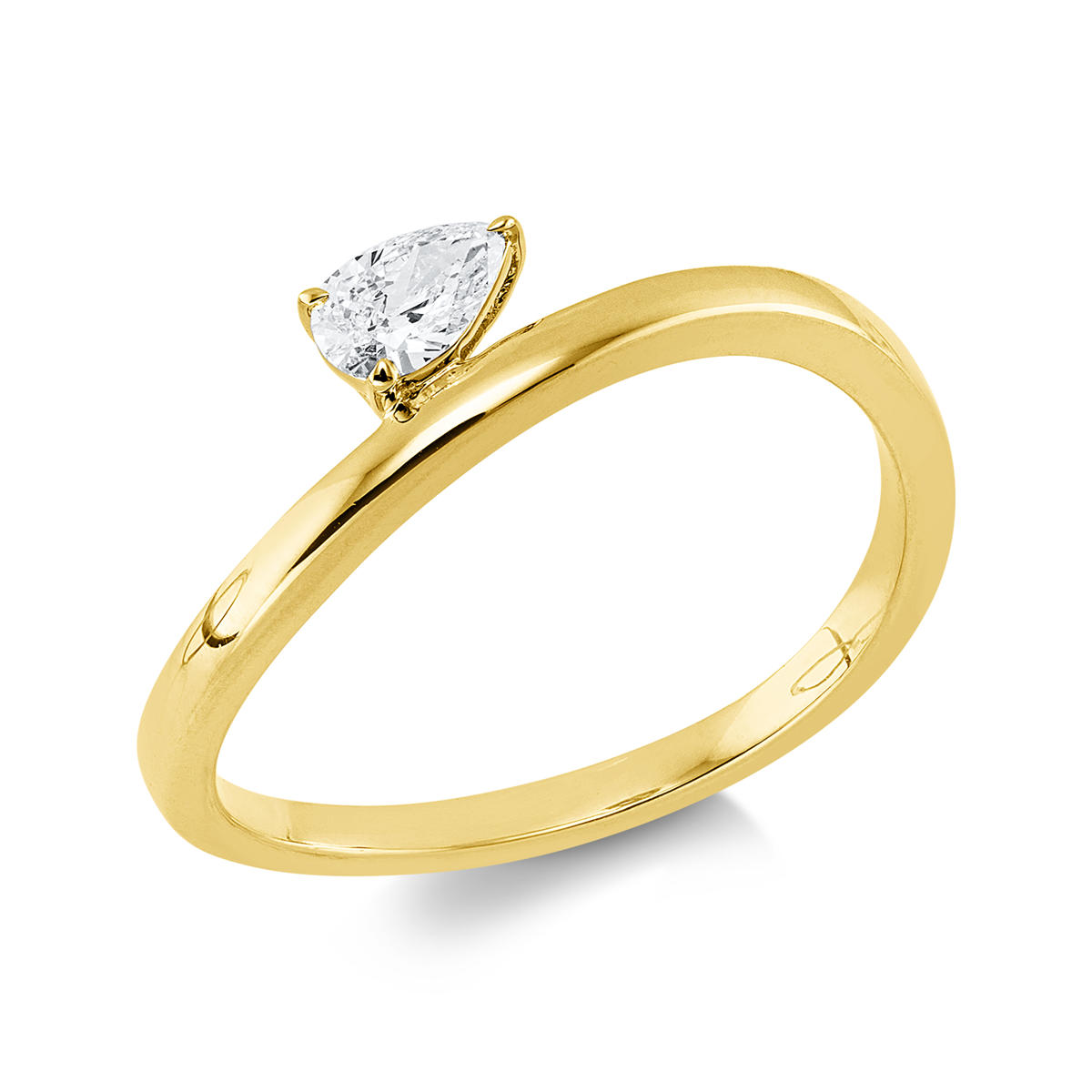 pear shape  solitaire ring in yellow gold
