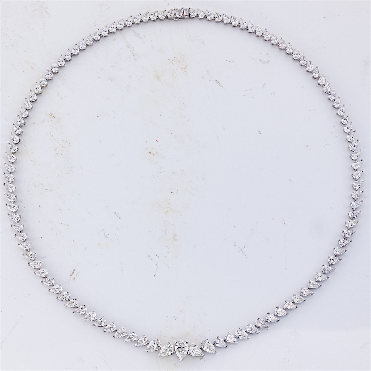 pear shape  exclusive necklace in platinum
