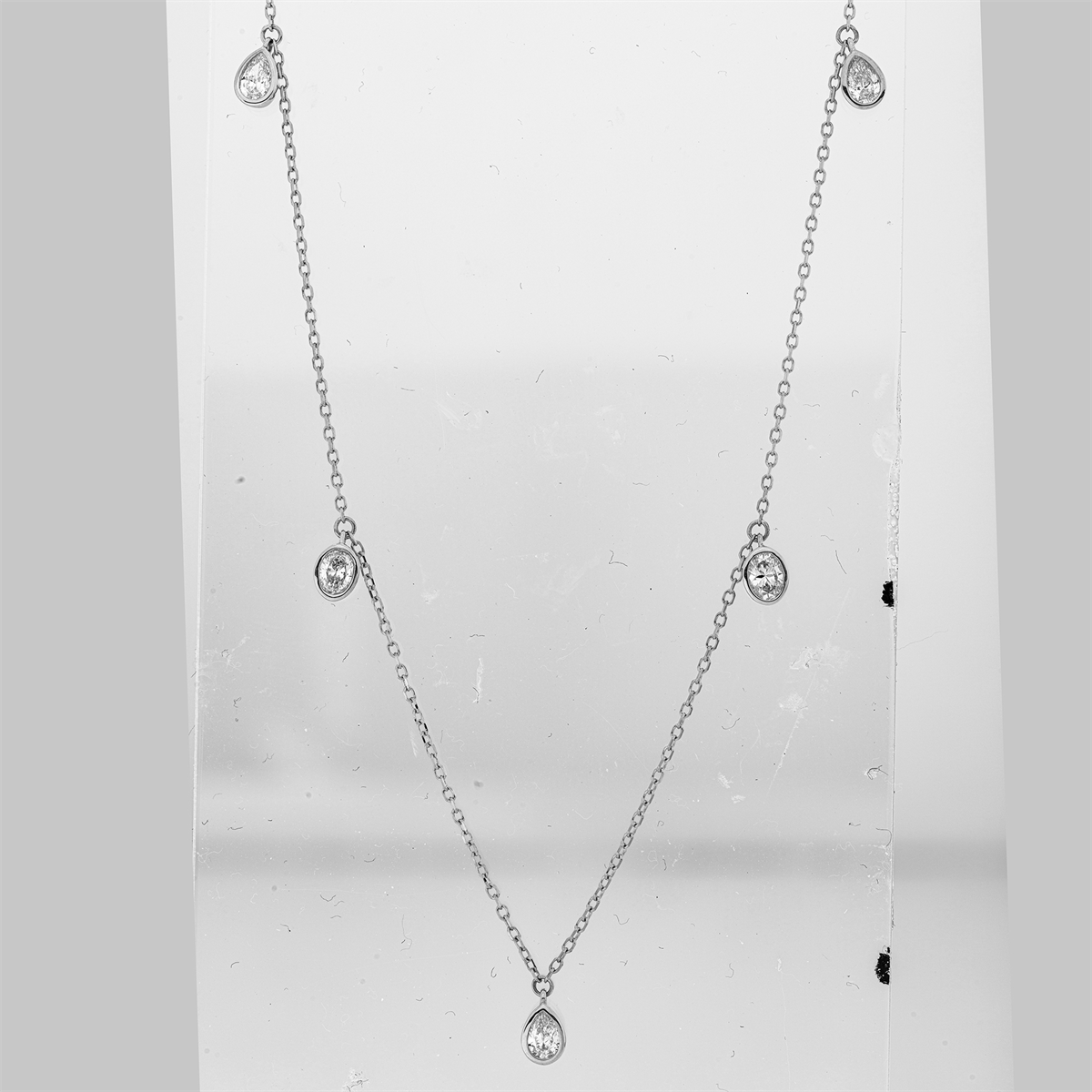 princess  modern woman necklace in white gold